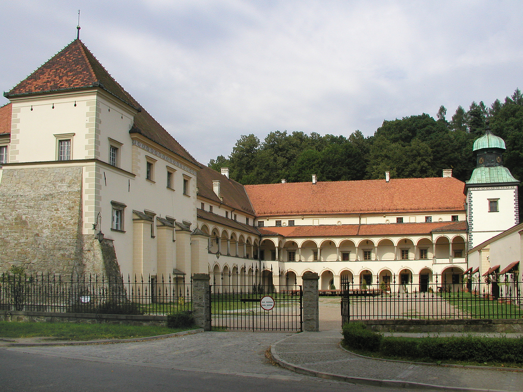 ZAMEK W SUCHEJ BESKIDZKIEJ, fot. M. Klag (MIK, 1999) CC BY SA 3.0
