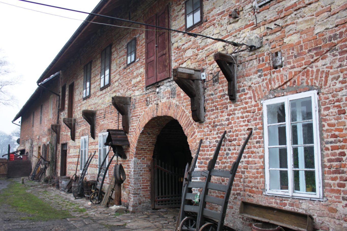 ZESPÓŁ ZABUDOWAŃ PODWORSKICH W BOBRKU, fot. J. Nowostawska-Gyalókay (MIK, 2014) CC BY SA 3.0