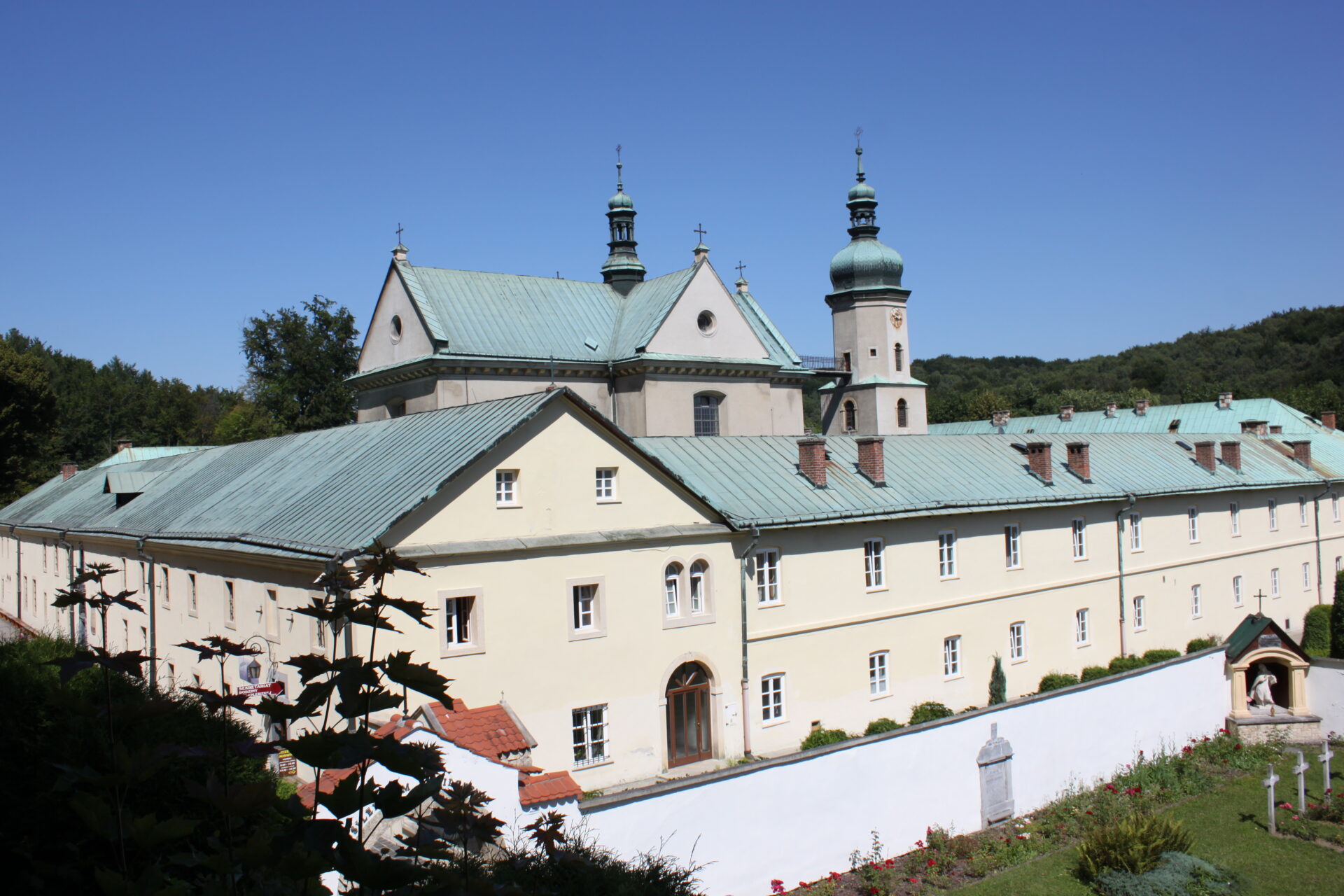 KOŚCIÓŁ I KLASZTOR OO. KARMELITÓW BOSYCH W CZERNEJ, fot.J. Nowostawska-Gyalókay (MIK, 2015) CC BY SA 3.0